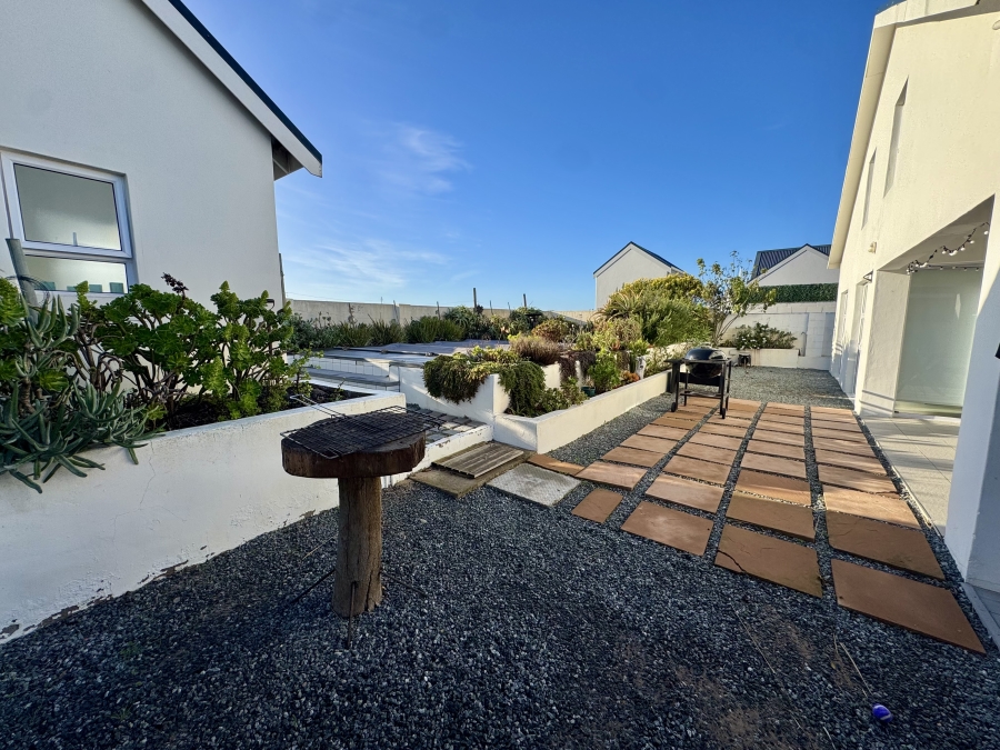 To Let 4 Bedroom Property for Rent in Grotto Bay Western Cape